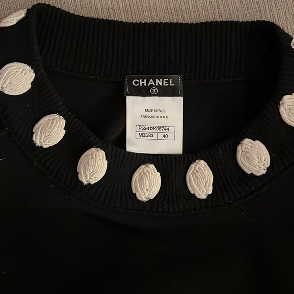CHANEL BLACK SWEATER with White Camilla Flowers Size 40 - Picture 8 of 11